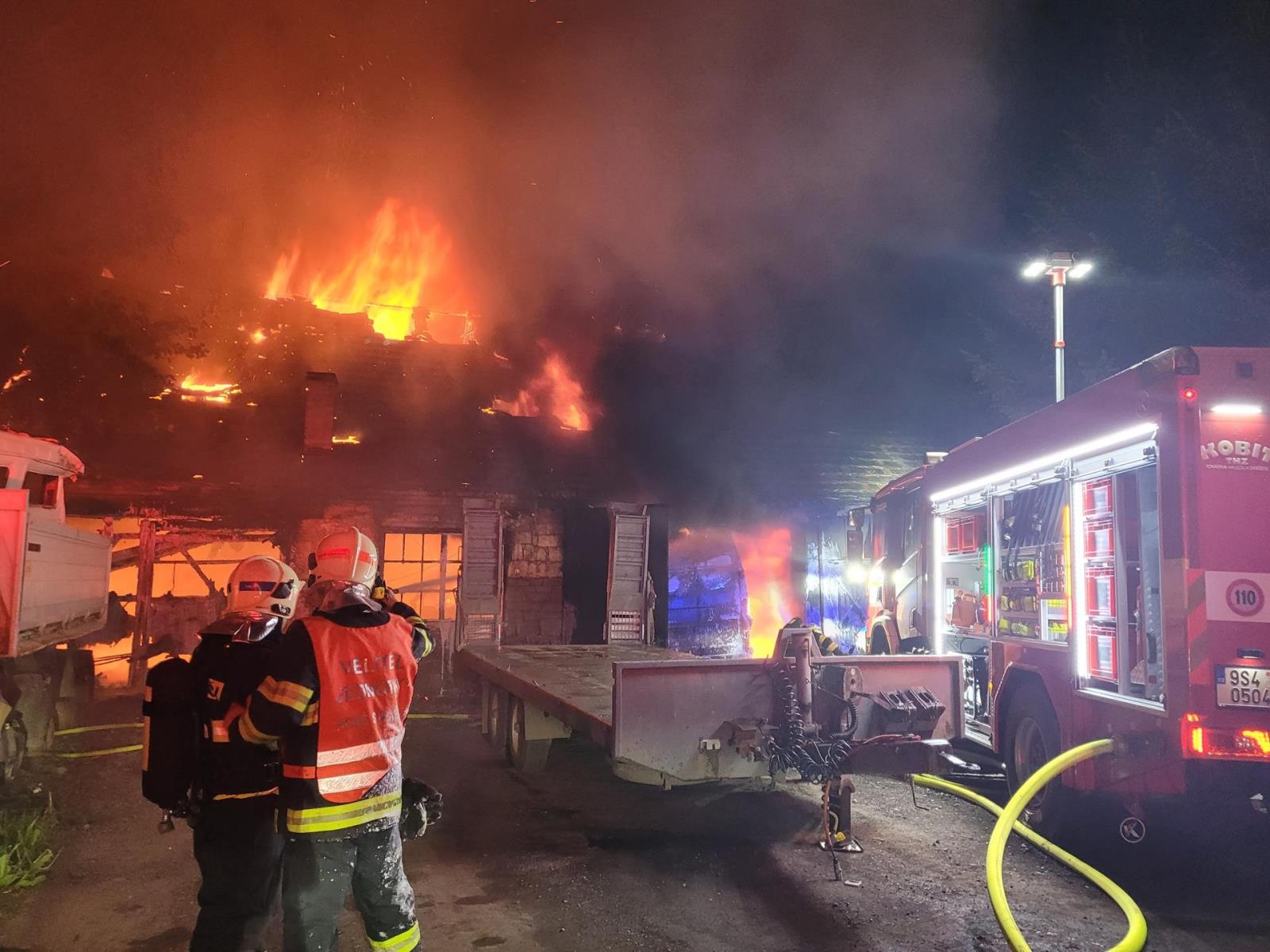 SČK_ČR zasáhly silné bouřky_blesk způsobil požár rodinného domu v Lužné u Rakovníka ve Středočeském kraji.jpg