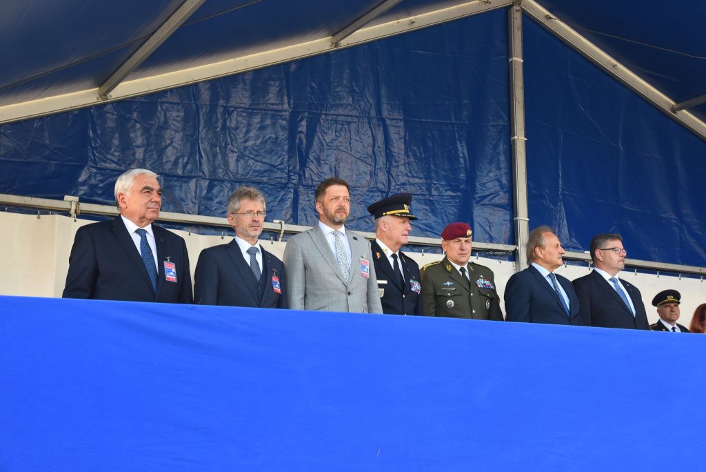 Významní hosté Litoměřických hasičských slavností v čele s ministrem vnitra, předsedou senátu a generálním ředitelem HZS ČR na tribuně.jpg