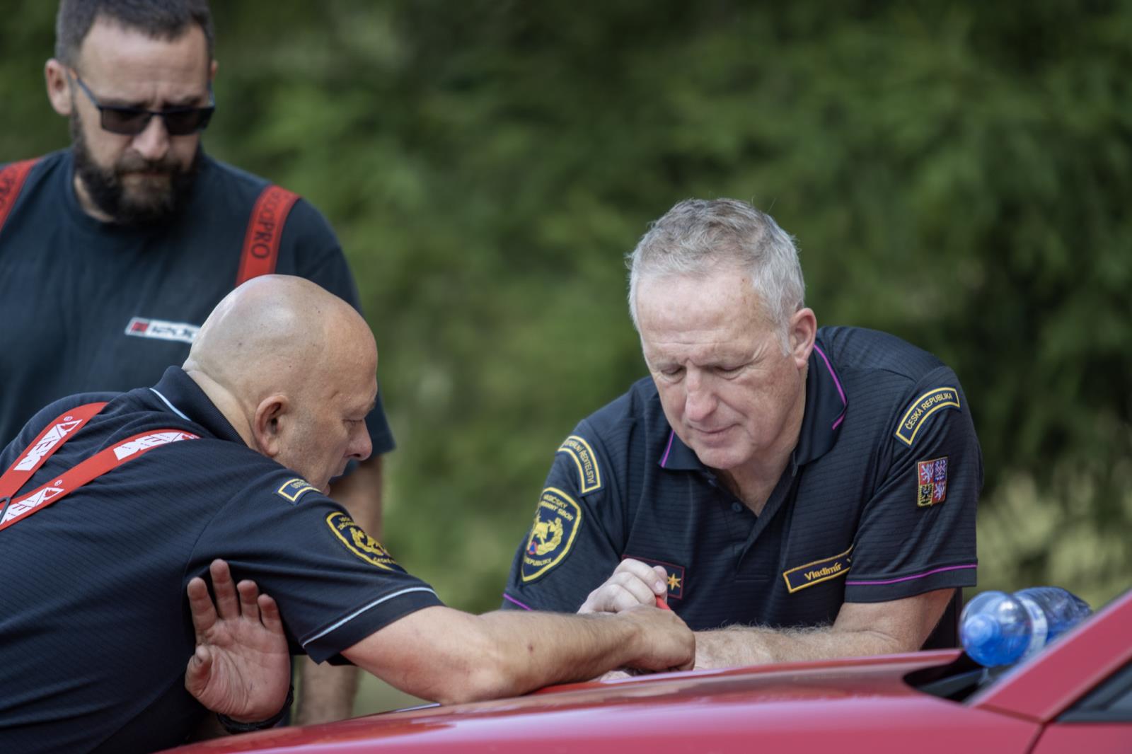 Generální ředitel HZS ČR genpor. Vladimír Vlček  hodnotí situaci v terénu s ředitelem HZS ČR Ústeckého kraje plk. Romanem Vyskočilem.jpg