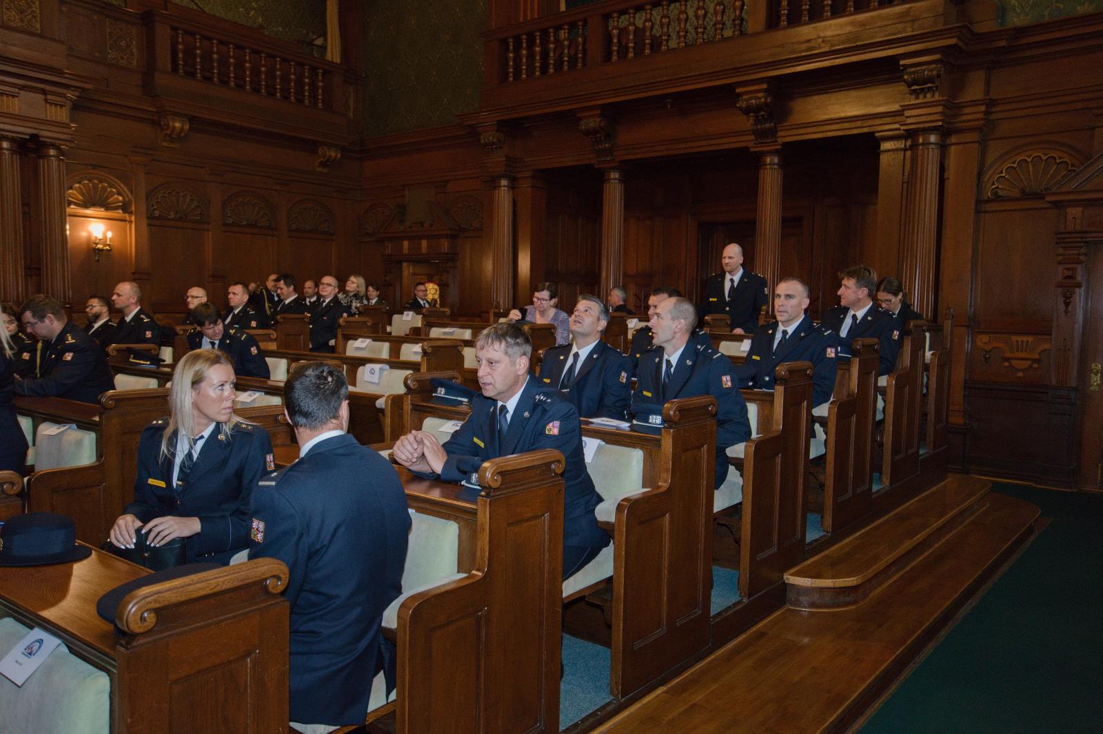 Ceremoniál předávání medailí HZS ČR se i letos uskutečnil v reprezentativních prostorách liberecké radnice