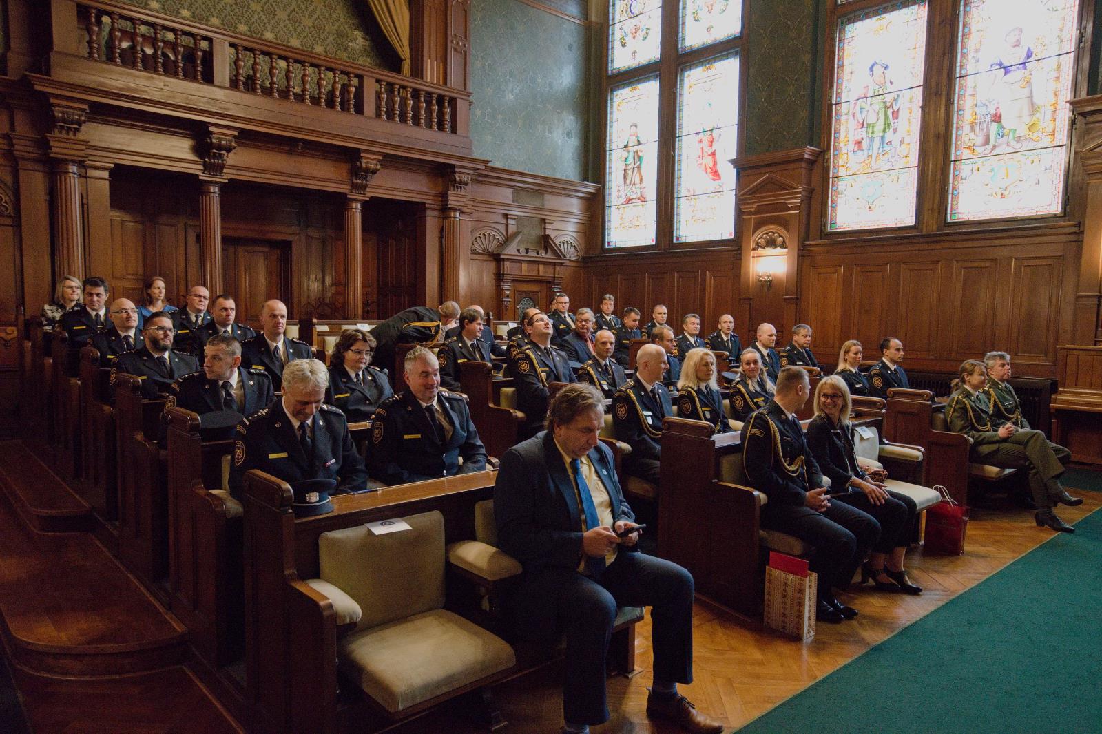 Ceremoniál předávání medailí HZS ČR se i letos uskutečnil v reprezentativních prostorách liberecké radnice