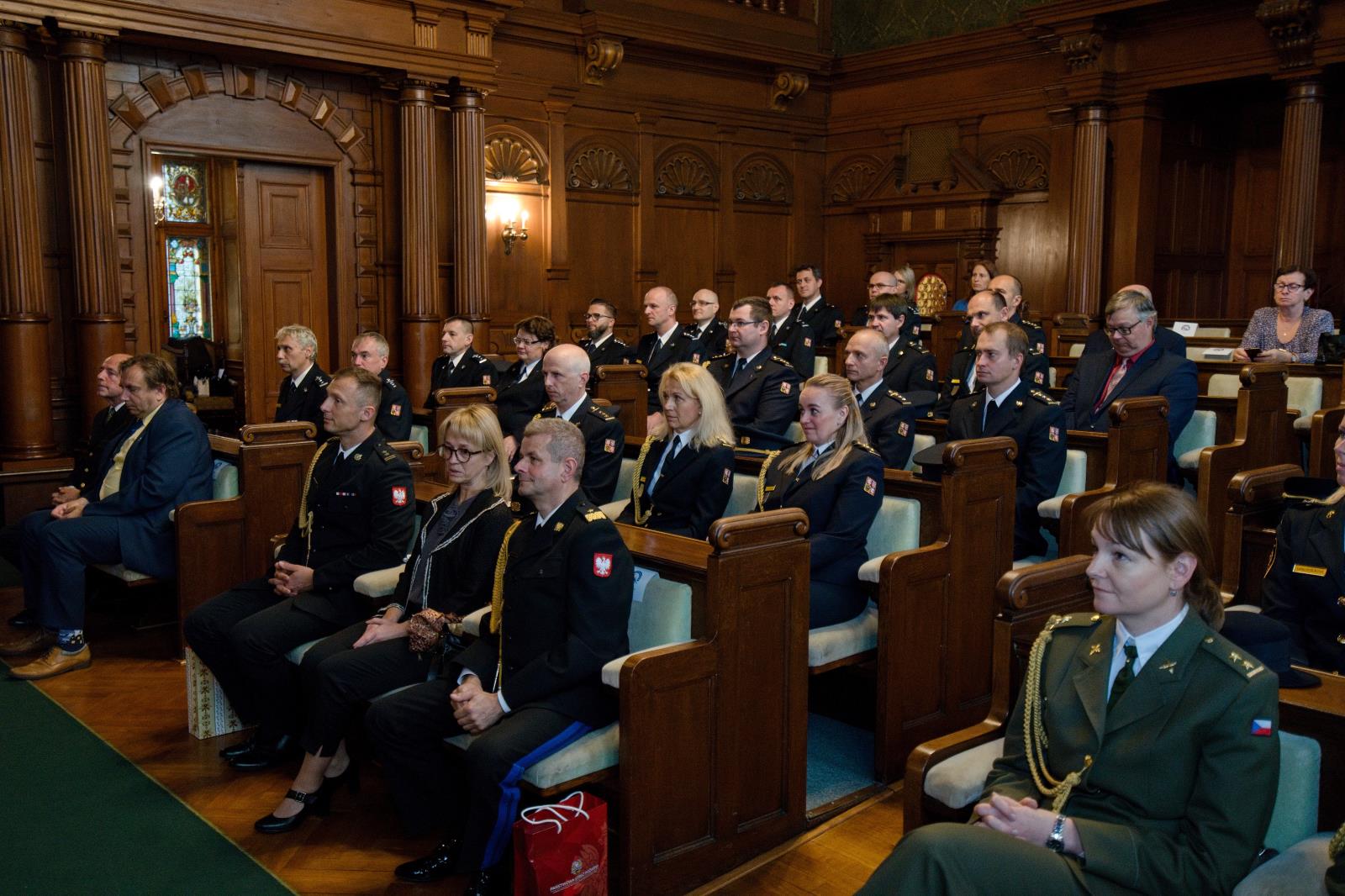 Ceremoniál předávání medailí HZS ČR se i letos uskutečnil v reprezentativních prostorách liberecké radnice