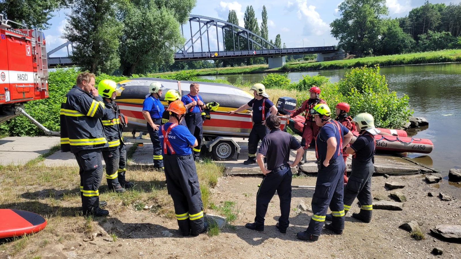 171-Taktické cvičení neratovických profesionálních a dobrovolných hasičů zaměřené na záchranu osoby po skoku z mostu do Vltavy.jpg