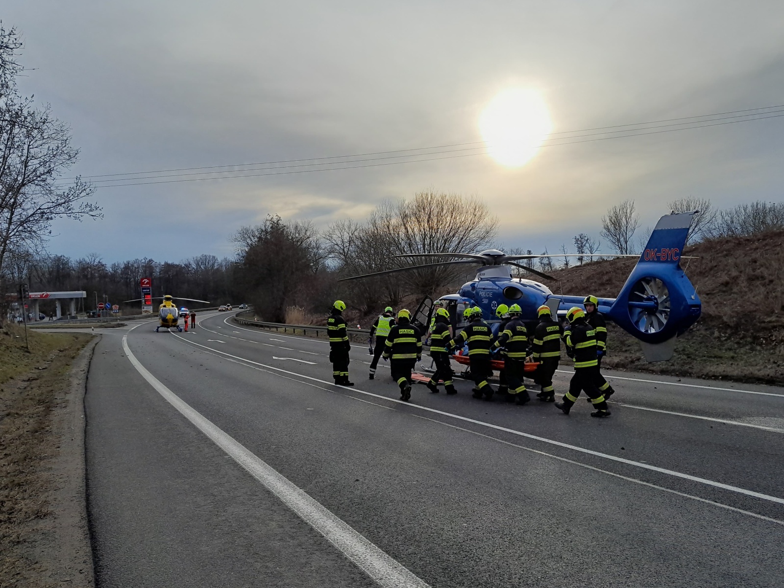 100224-Transport zraněné osoby do vrtulníku po vážné nehodě čtyř vozidel na silnici č. 3 mezi Benešovem a Bystřicí.jpeg