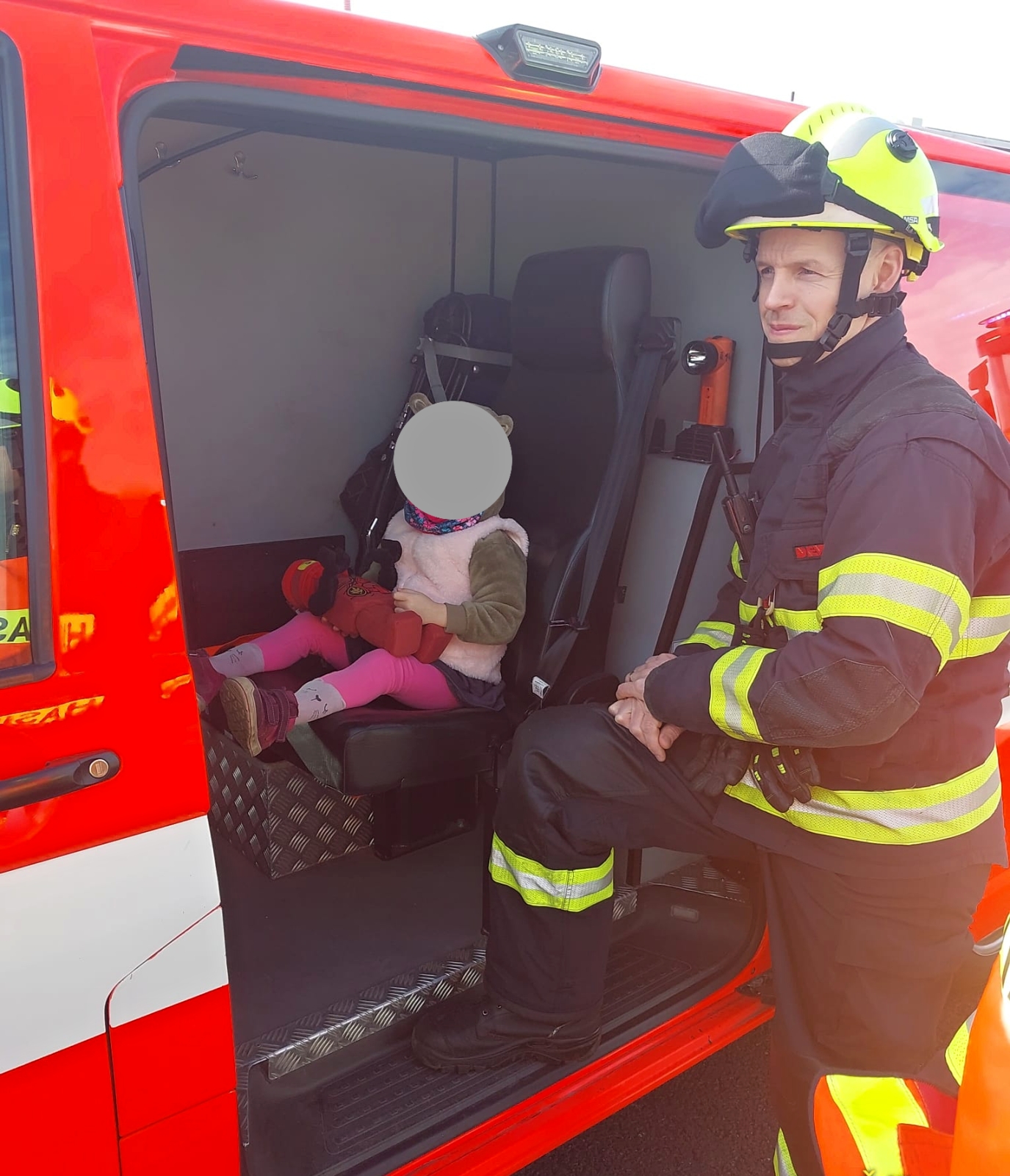 160224-Předání hračky malému dítěti po nehodě dvou vozidel na dálnici D1 na 17. kilometru u obce Kunice.jpg