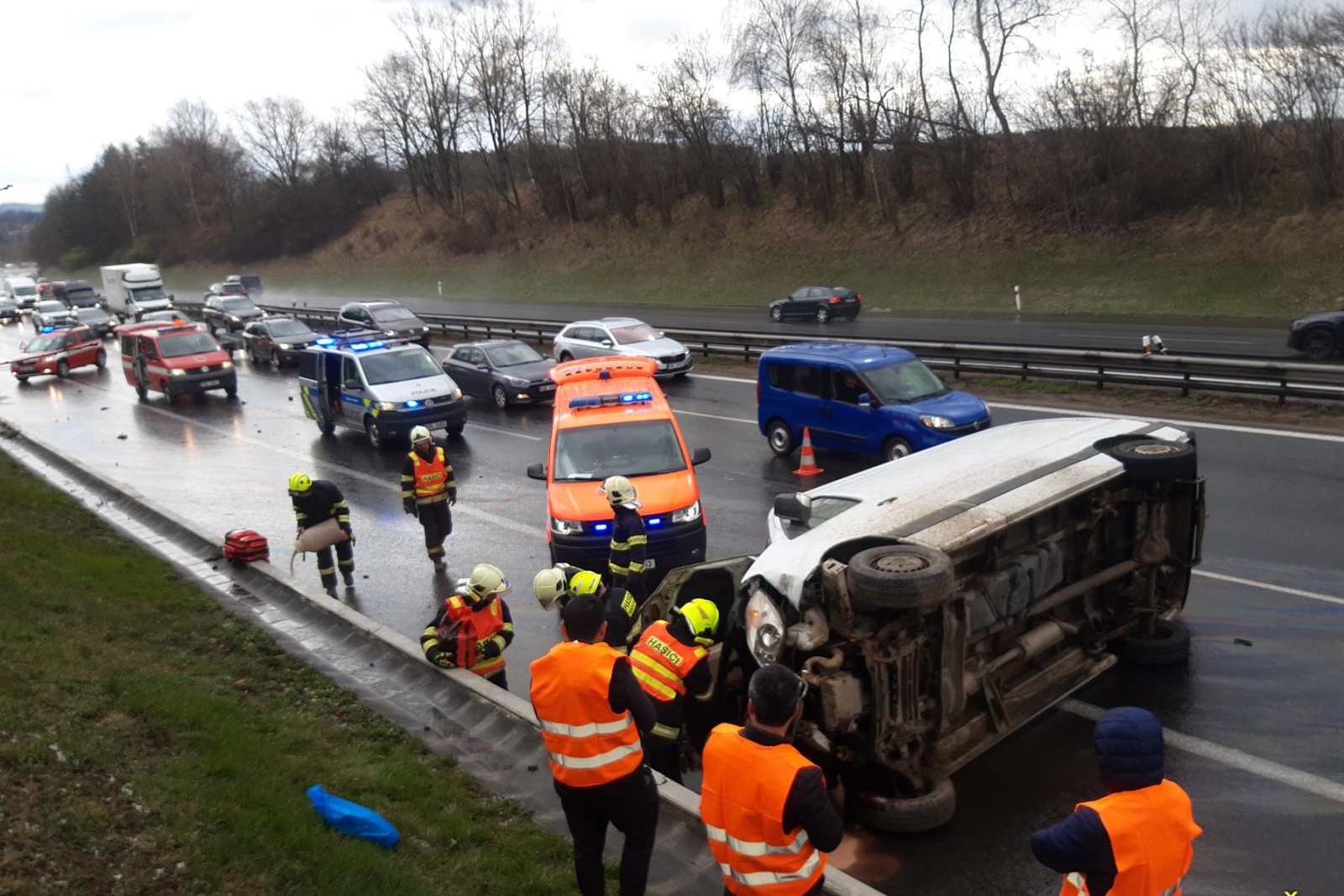 240324-Havárie malého dodávkového automobilu na brněnské dálnici D1 na kilometru 17,5 u obce Kunice ve směru do Prahy.jpg