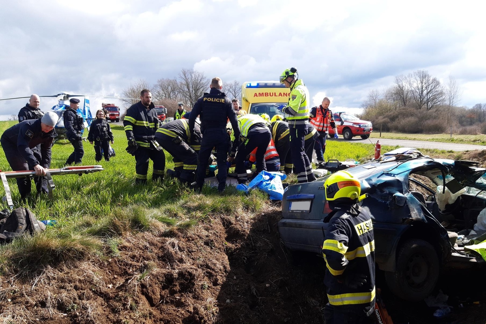 250324-Vyprošťování zaklíněného řidiče z osobního vozu po střetu s nákladním vlakem u Zadního Poříčí nedaleko Březnice na Příbramsku.jpg