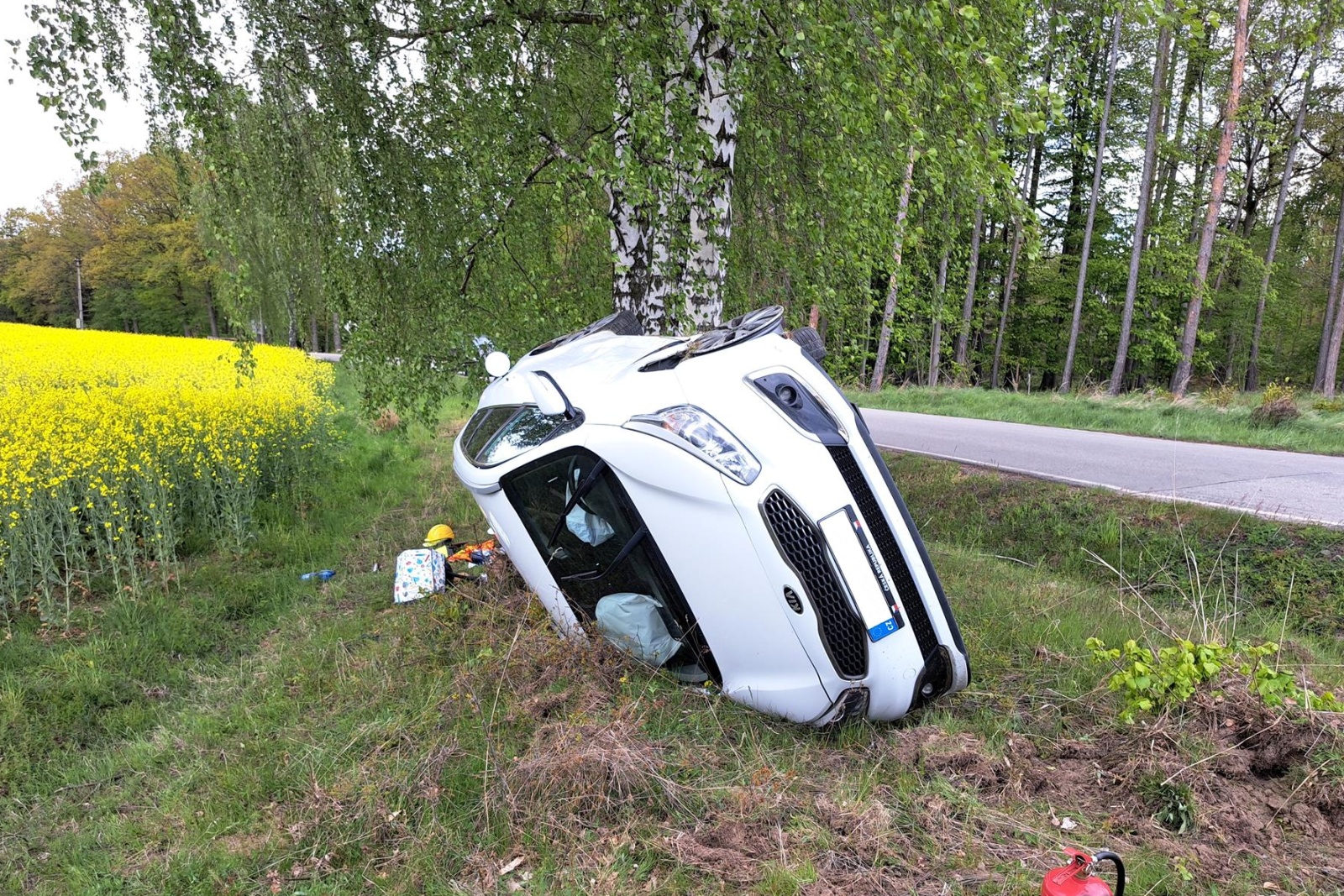 240424-Jedno z havarovaných vozidel po střetu v křižovatce vedlejších silnic u Rudoltic nedaleko Votic na Benešovsku.jpg