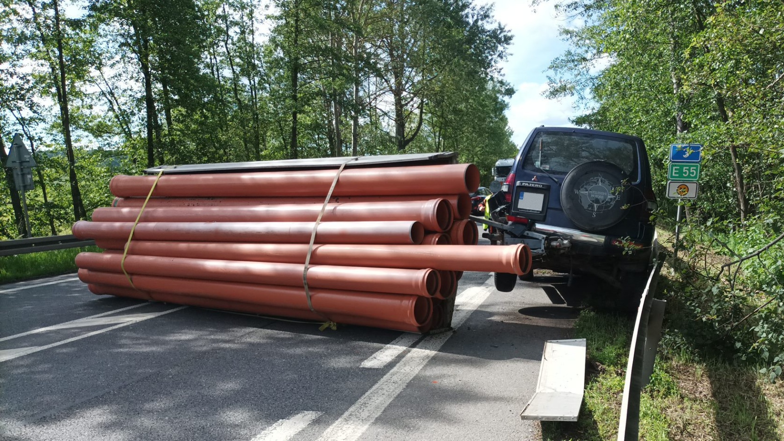 290524-Havárie osobního vozidla s přívěsem naloženým odpadními trubkami na silnici č. 3 mezi Benešovem a Bystřicí.jpg