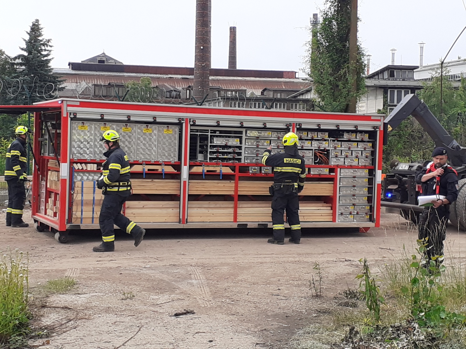 015-Taktické cvičení DESTRUKCE v bývalém areálu Poldi Kladno zaměřené na záchranu osob po výbuchu varny drog.jpg