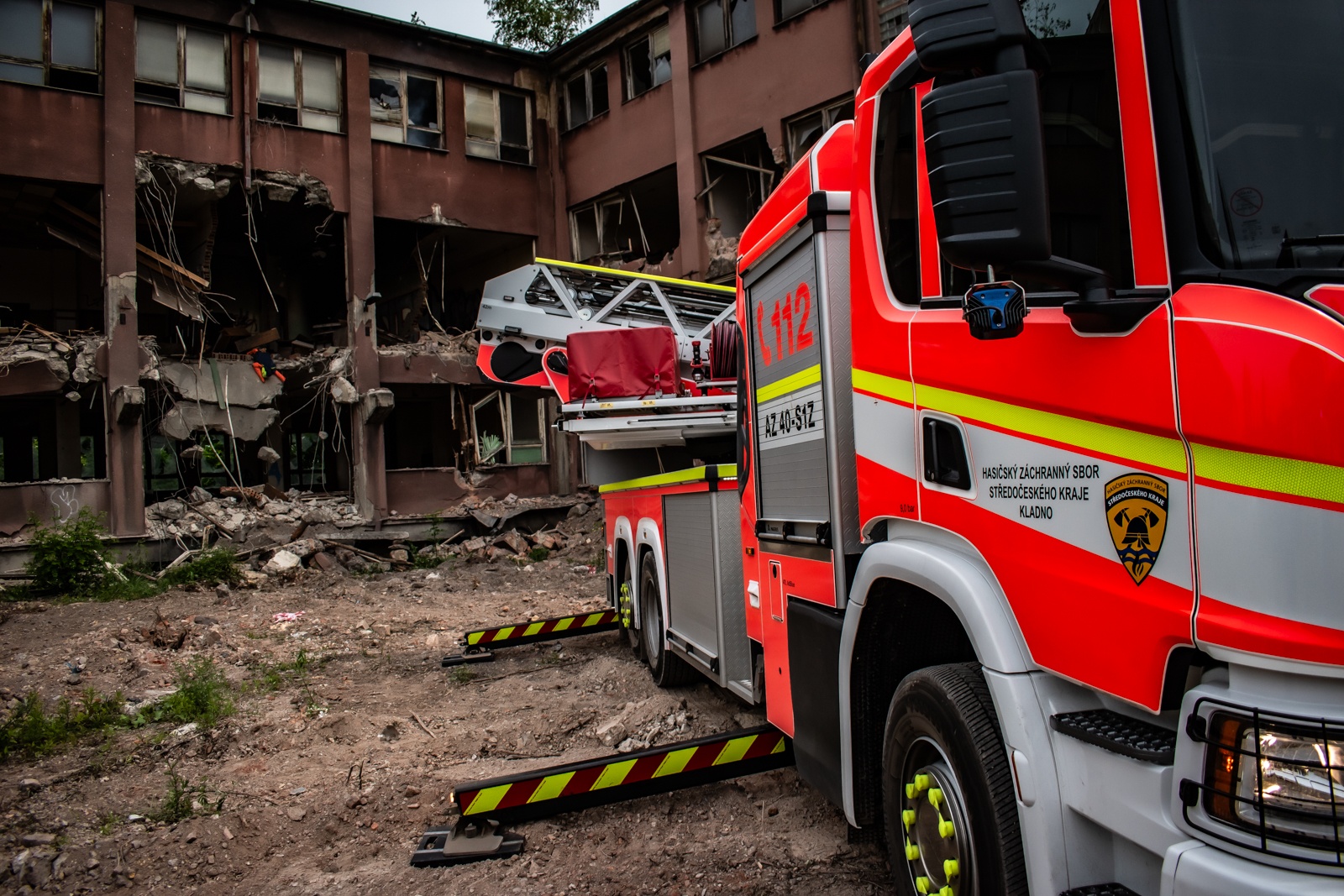 024-Taktické cvičení DESTRUKCE v bývalém areálu Poldi Kladno zaměřené na záchranu osob po výbuchu varny drog.jpg