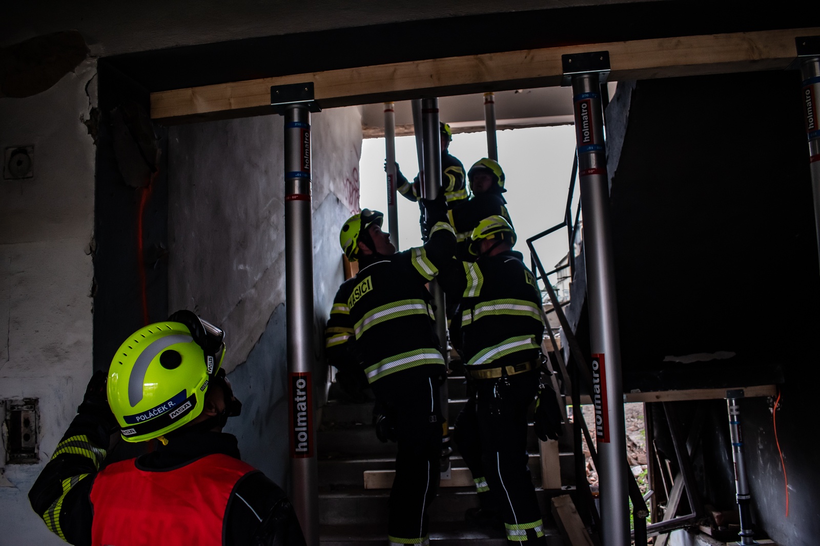 041-Taktické cvičení DESTRUKCE v bývalém areálu Poldi Kladno zaměřené na záchranu osob po výbuchu varny drog.jpg