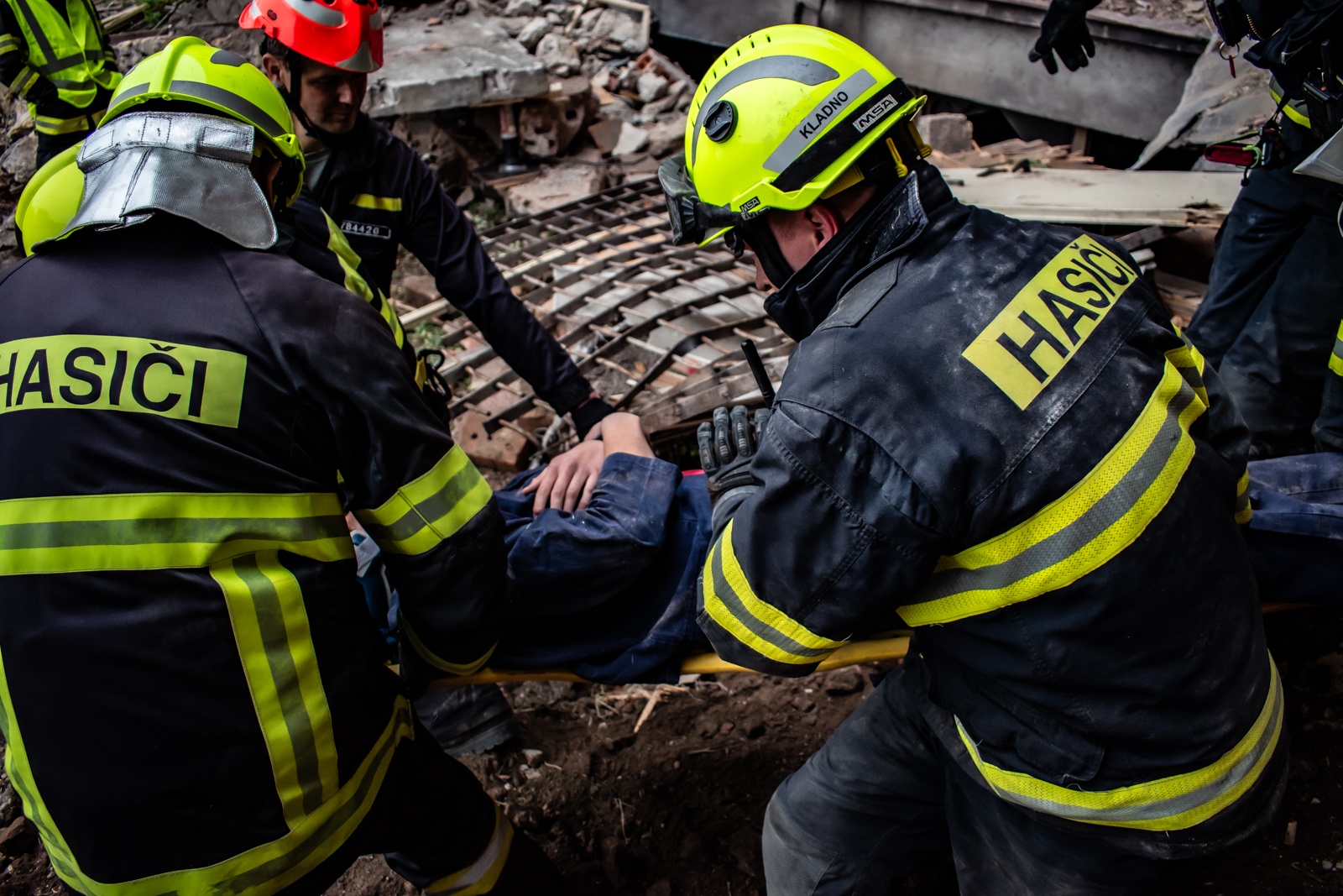 043-Taktické cvičení DESTRUKCE v bývalém areálu Poldi Kladno zaměřené na záchranu osob po výbuchu varny drog.jpg