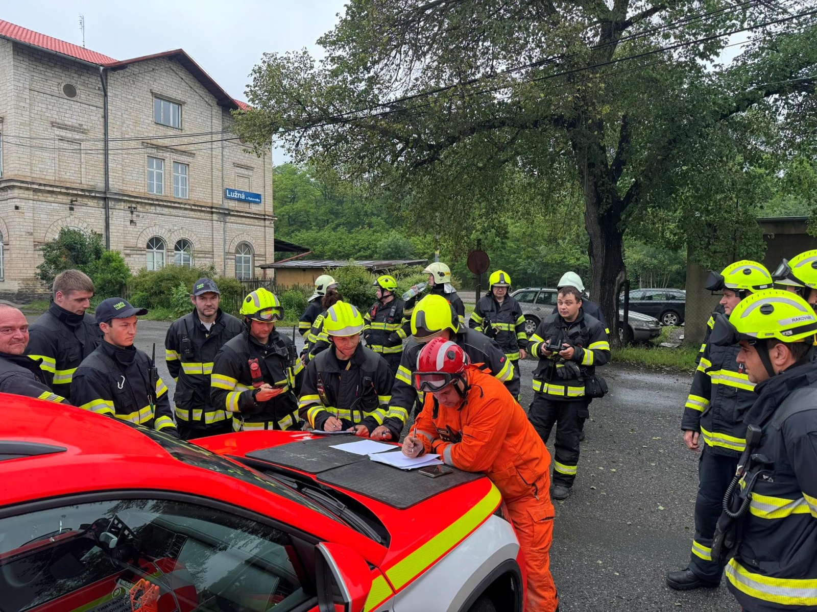 010624-Spolupráce profesionálních a dobrovolných hasičů s policií při pátrání po ztraceném seniorovi u nádraží Lužná u Rakovníka.jpg