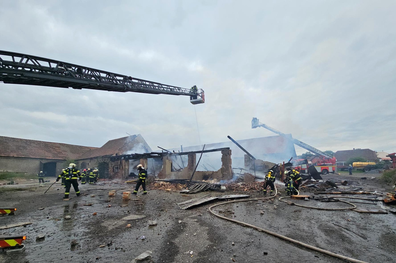 140624-Rozsáhlý požár bývalé stodoly využívaný jako sklad pyrotechniky v obci Praskolesy nedaleko Hořovic na Berounsku.jpg