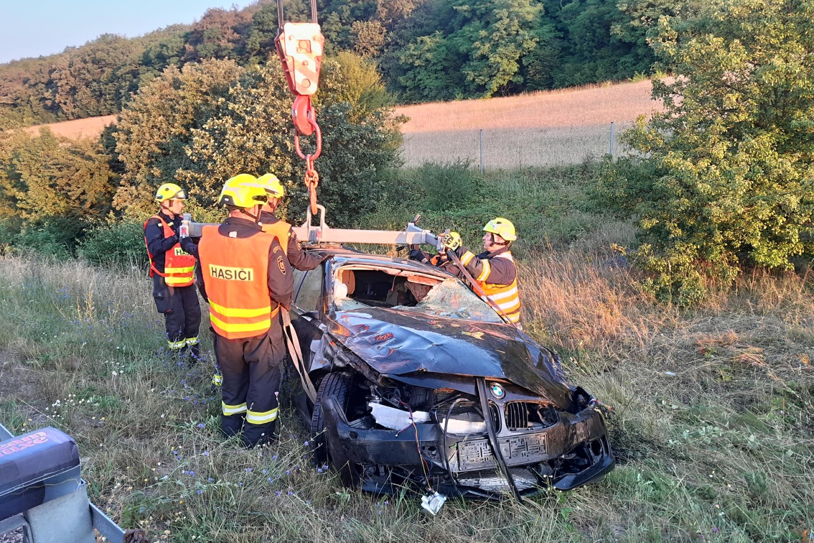 210724-Vyprošťování osobního automobilu havarovaného mimo dálnici D5 před 8. kilometrem poblíž Loděnice ve směro z Prahy do Rozvadova.jpeg