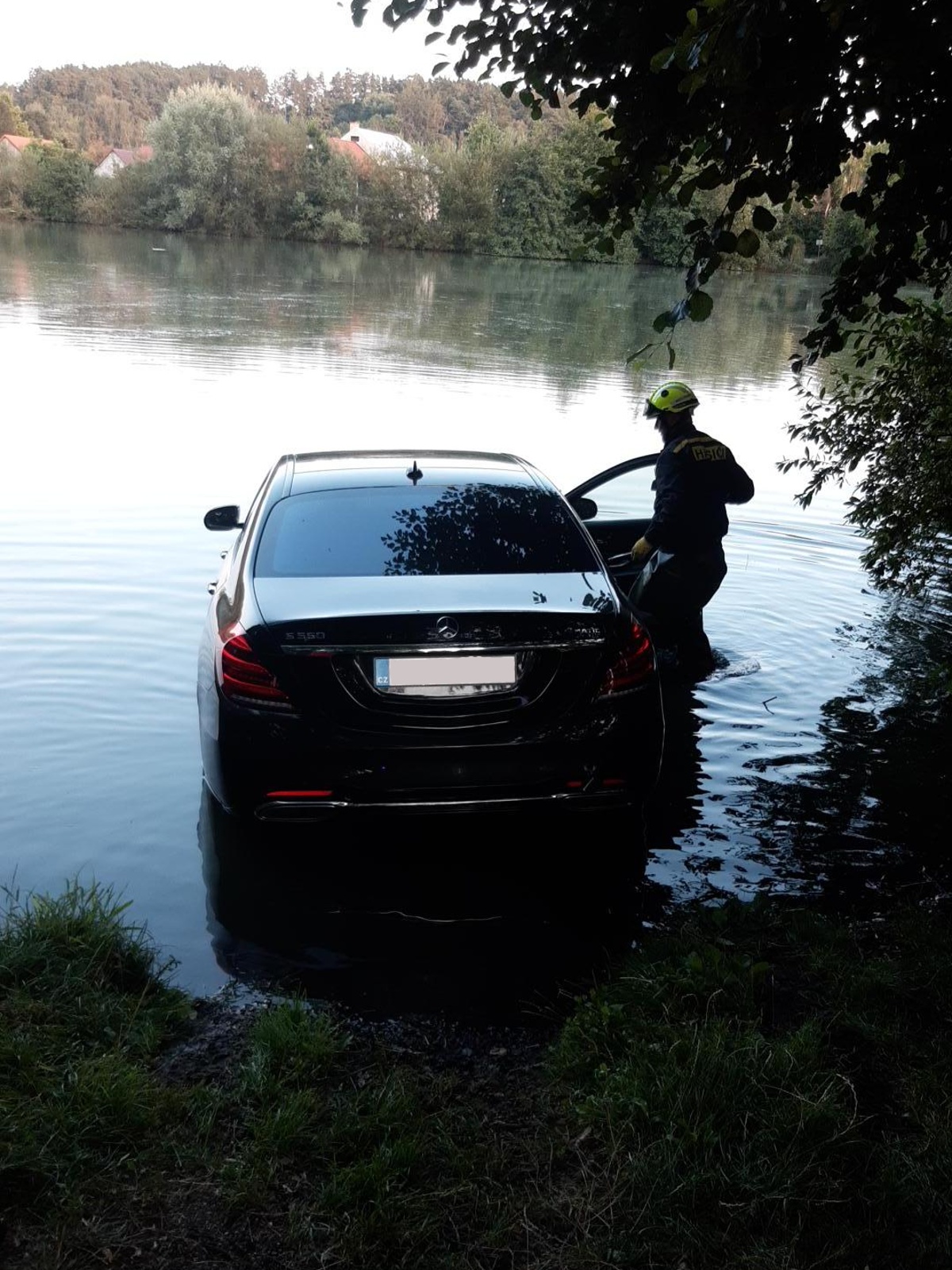 250724-Vytažení osobního vozidla z rybníka Patřín mezi obcemi Kněžmost a Suhrovice na Mladoboleslavsku.jpg