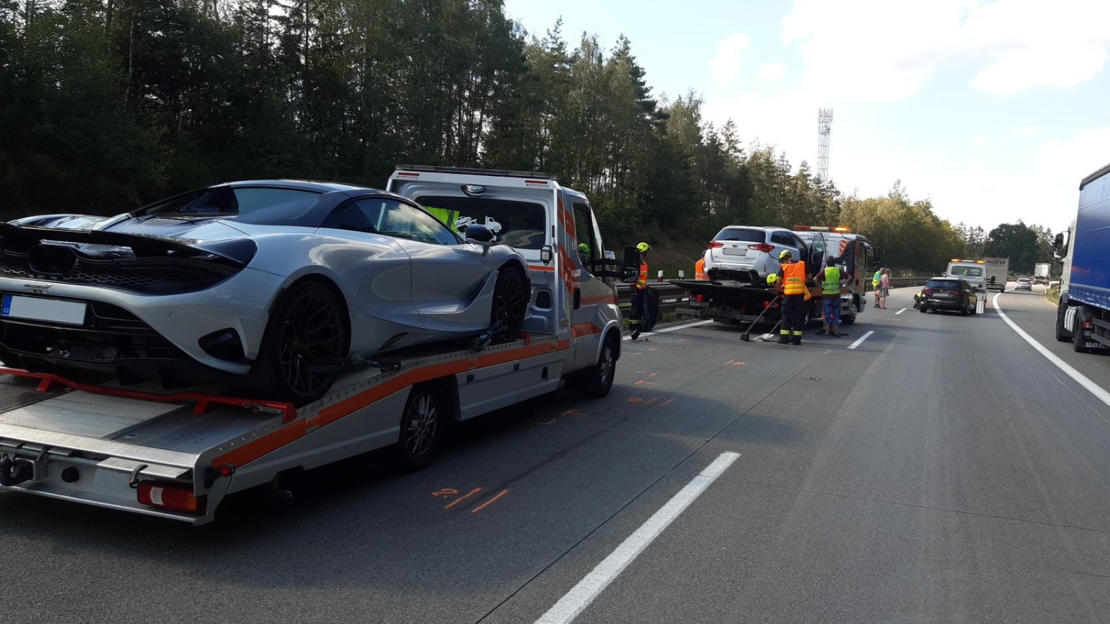 150824-Asistence hasičů při nakládání havarovaných automobilů po střetu na brněnské dálnici D1 před 71. kilometrem ve směru do Prahy na Benešovsku.jpg