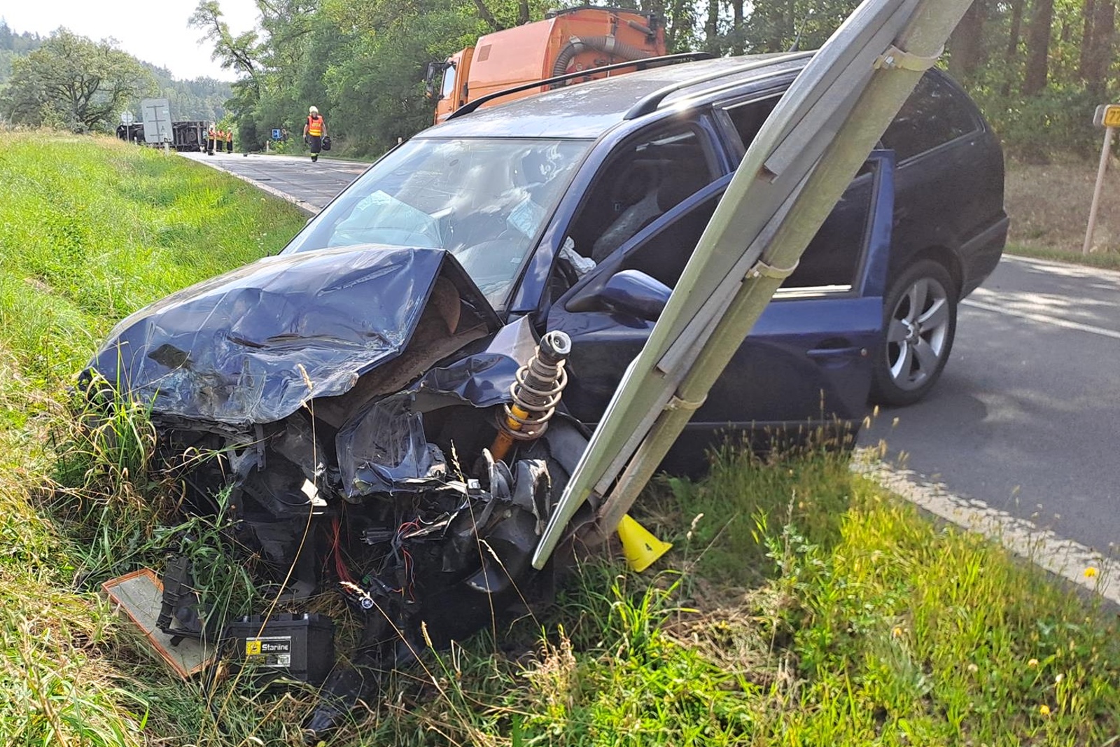 300824-Osobní vozidlo po střetu s dodávkovým automobilem a zametacím vozem na silnici č. 27 kousek od karlovarské silnice směrem k Jesenici na Rakovnicku.jpg