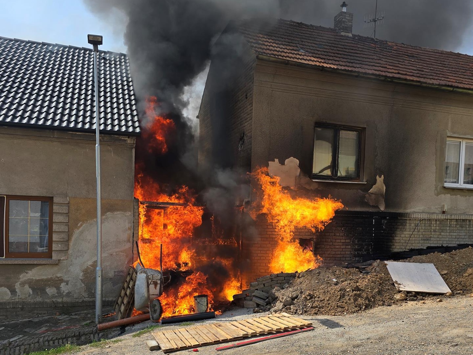 020924-Překopnutá plynová přípojka s následným požárem rozšířeným na rodinné domy v Brandýsku na Kladensku.jpg