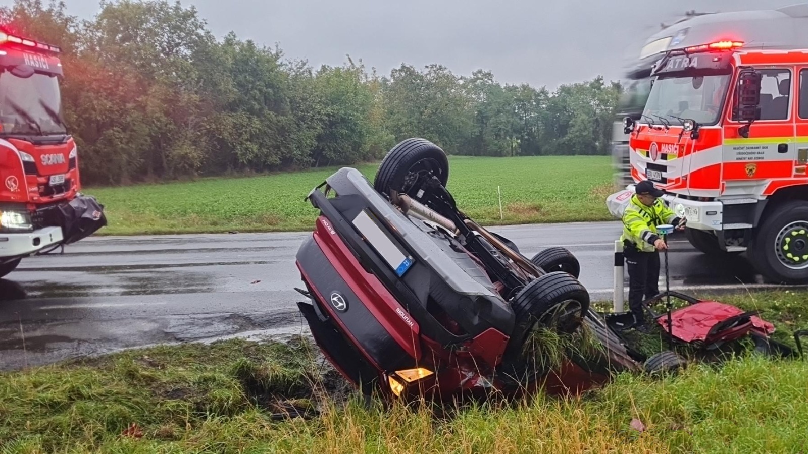 021024-Převrácené osobní auto po střetu tří vozidel na silnici č. 16 u odbočky do Mělnického Vtelna na Mělnicku.jpg