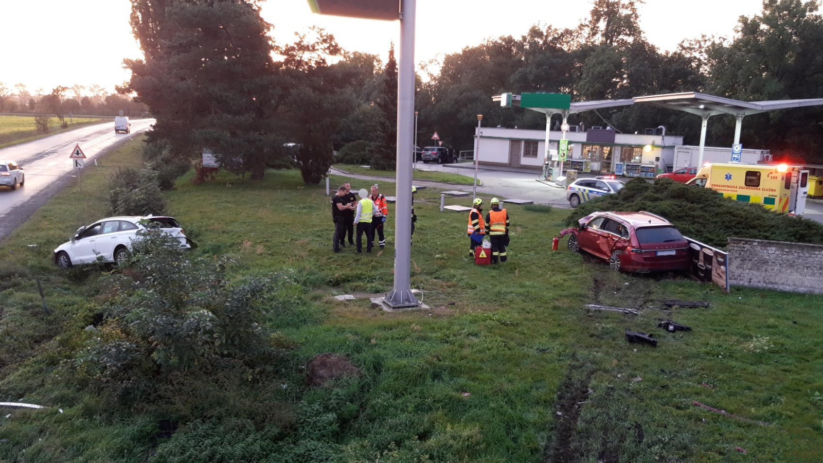 101024-Dopravní nehoda na staré hradecké silnici č. 611 u čerpací stanice nedaleko Přerova nad Labem na Nymbursku.jpg