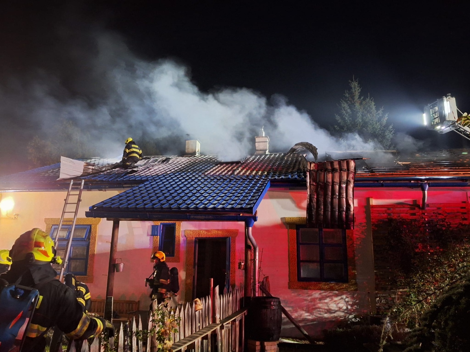 221024-Požár střechy rozlehlého rodinného domu na okraji Kladna v části Vrapice se škodou devět milionů.jpg