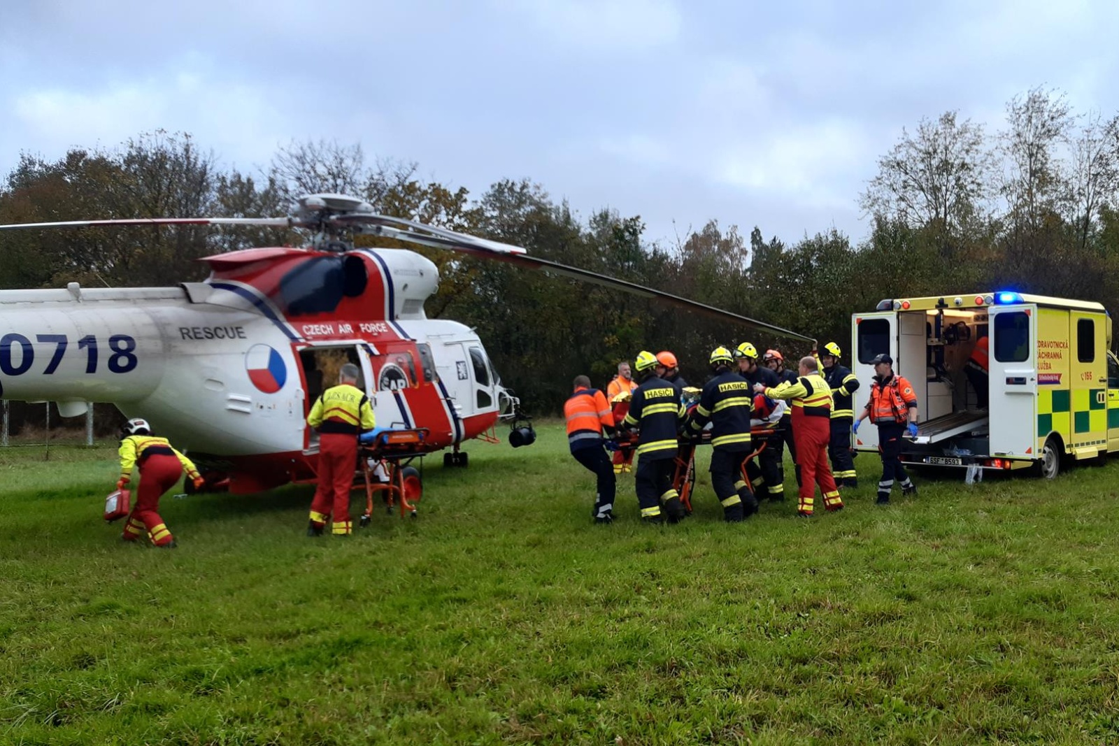 231024-Spolupráce se zdravotníky při transportu zraněné osoby do vrtulníku po nehodě dvou vozidel u Netvořic na Benešovsku.jpg