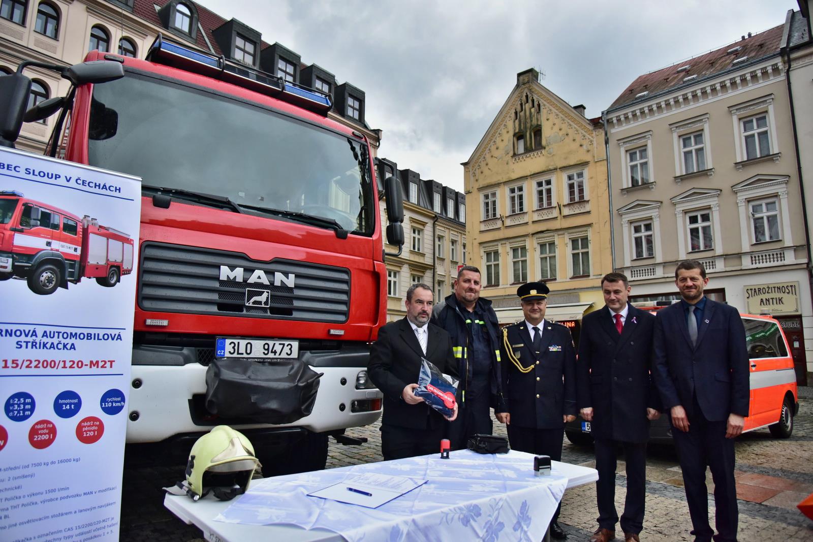 Předávání zásahové techniky vybraným obcím LIbereckého kraje proběhlo dne 31. října 2023 na náměstí před libereckou radnicí