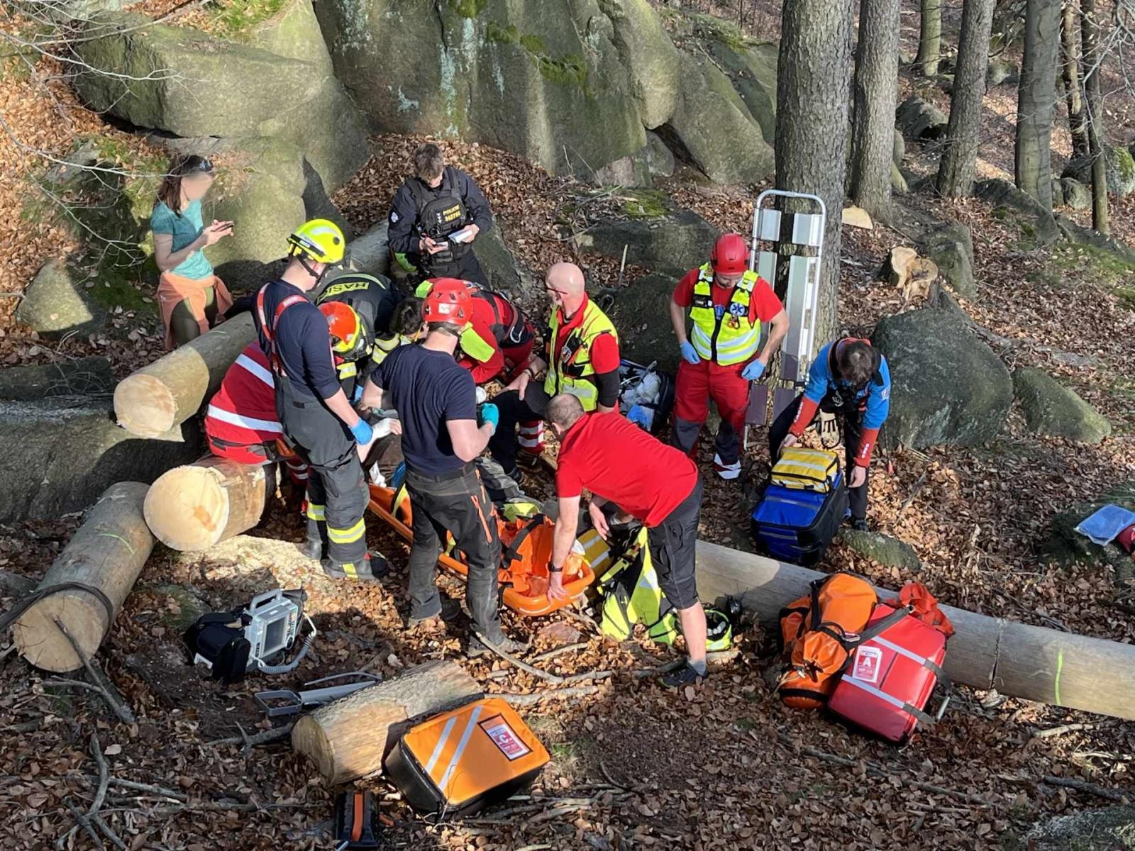 Zraněnou osobu jsme společně se zdravotníky a horskou službou naložili do vakuové matrace a nosítek Spencer a poté transportovali na šestikolce do sanitního vozu