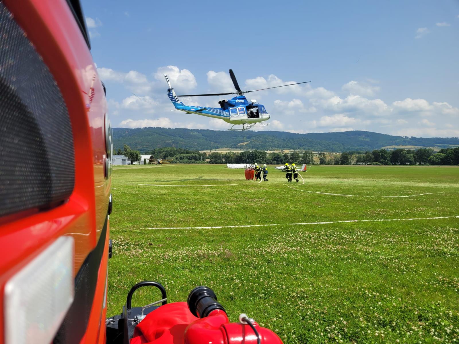 OBRAZEM: Výcviku s vrtulníkem se zúčastnilo 15 jednotek