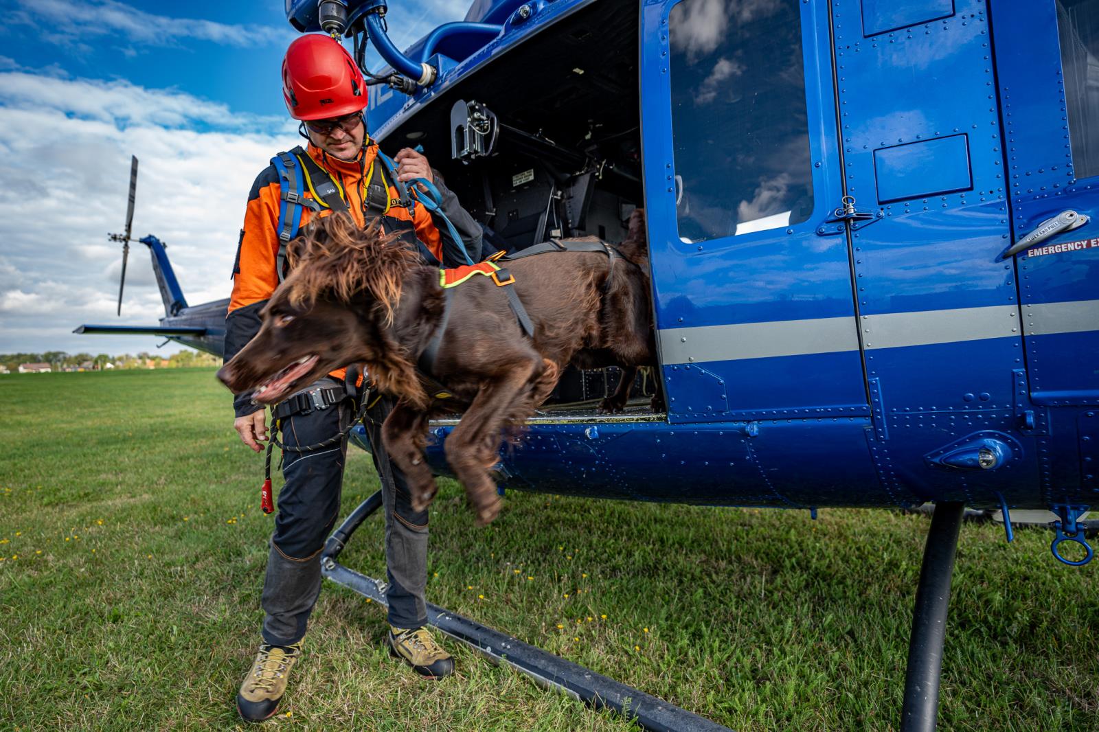 Naši kynologové cvičili s vrtulníkem Bell 412