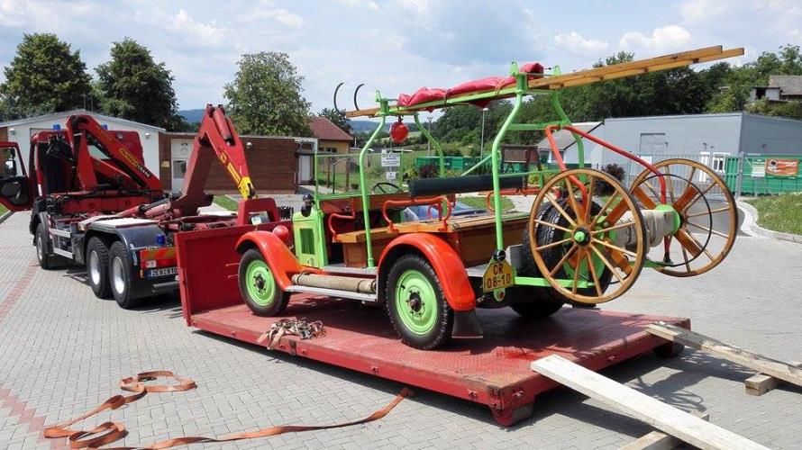 Do Jaroměřic, kde začala propagační jízda v Pardubickém kraji, dopravil vůz Škoda R4 hasičský nákladní automobil Renault Kerax.