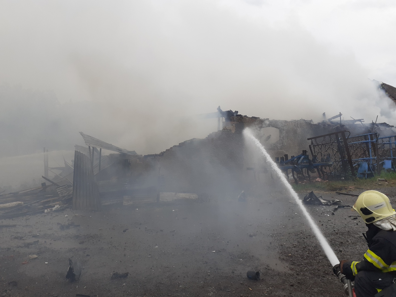 001-Požár výrobny pyrotechniky v obci Praskolesy na Berounsku.jpg