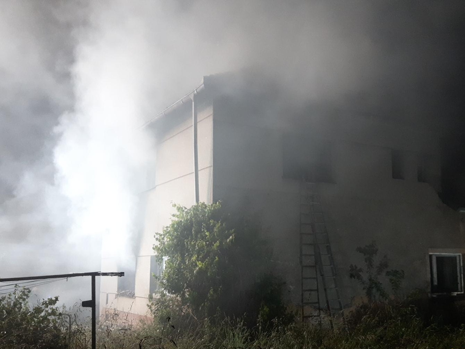 001-Tragický požár rodinného domu v obci Zaječov nedaleko Hořovic.jpg