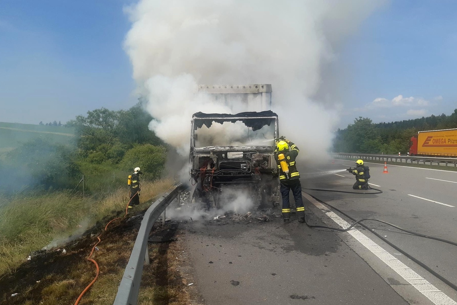 002-Požár kamionu na brněnské dálnici poblíž Šternova na Benešovsku.jpg