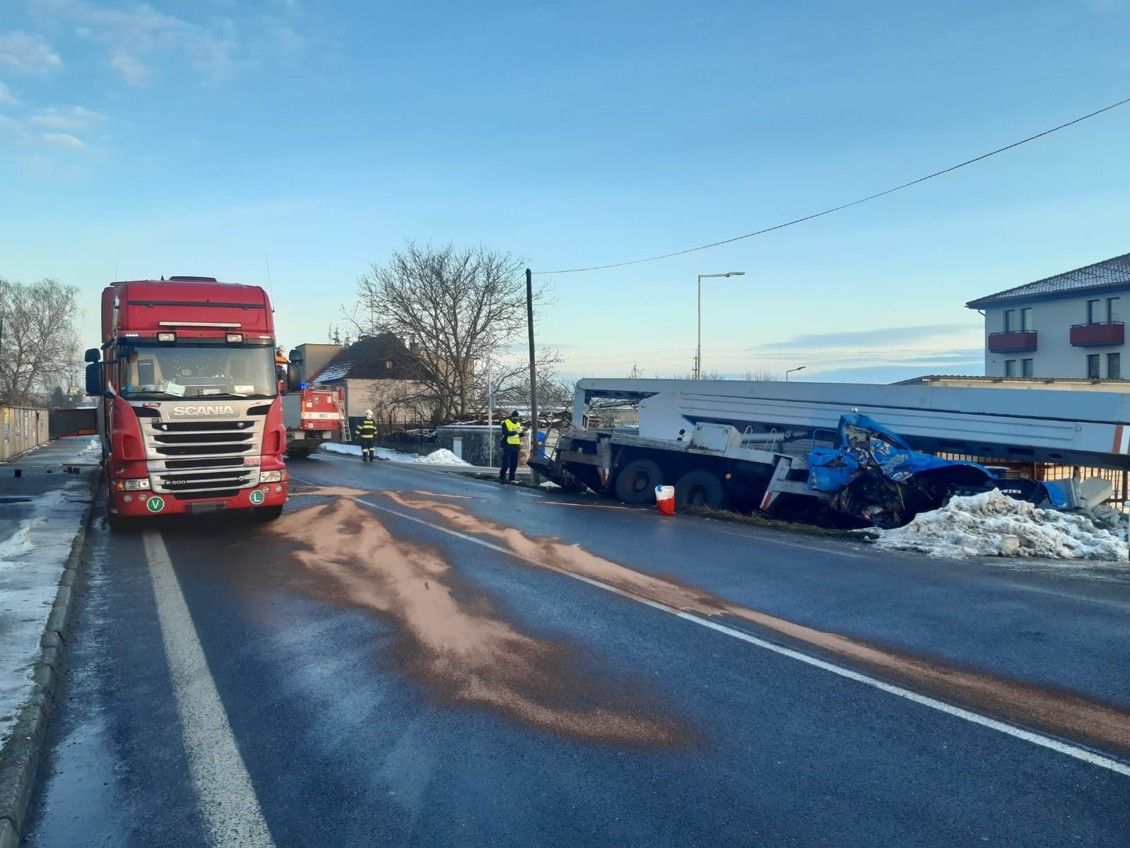 003 - dopravní nehoda dvou nákladních automobilů.jpg