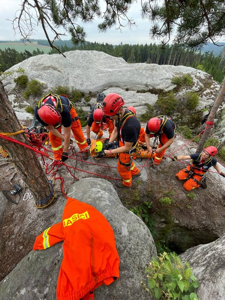 003 - výcvik lezecké skupiny Adršpach.jpg