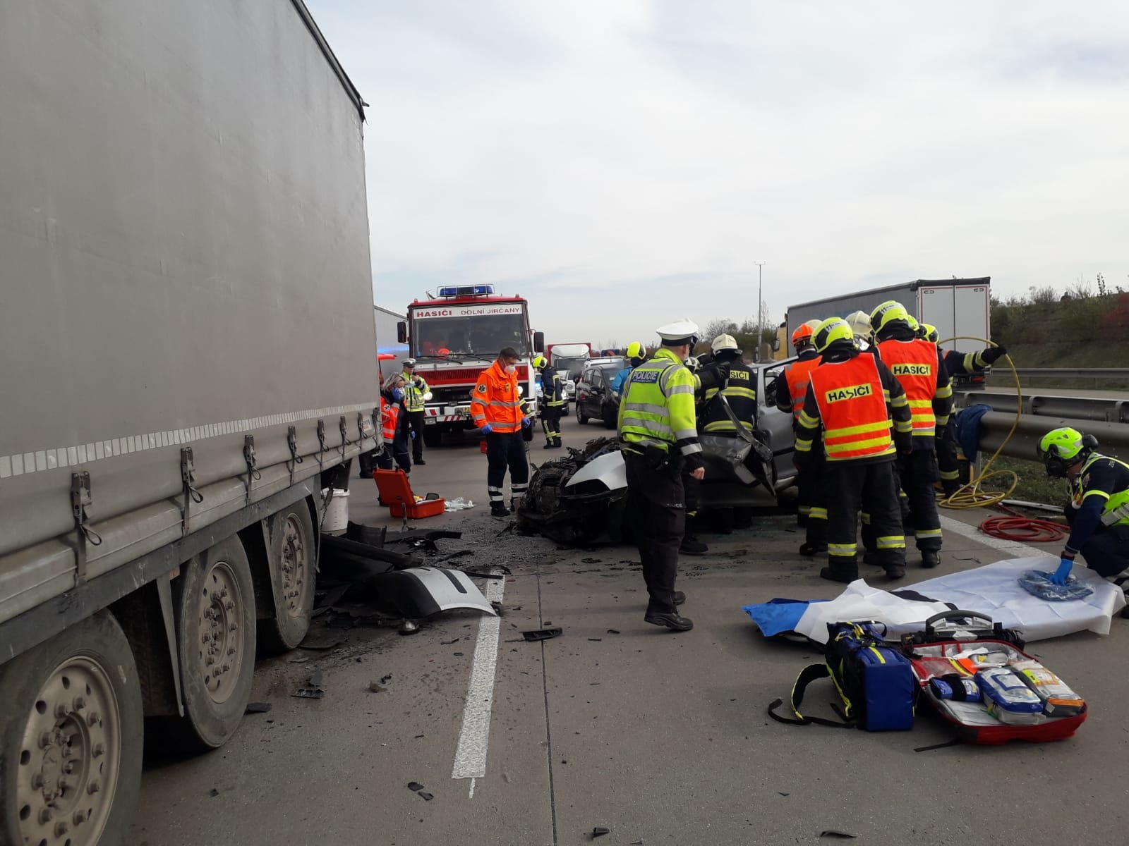 003 - vyprošťování zraněné osoby z havarovaného osobního automobilu.jpg