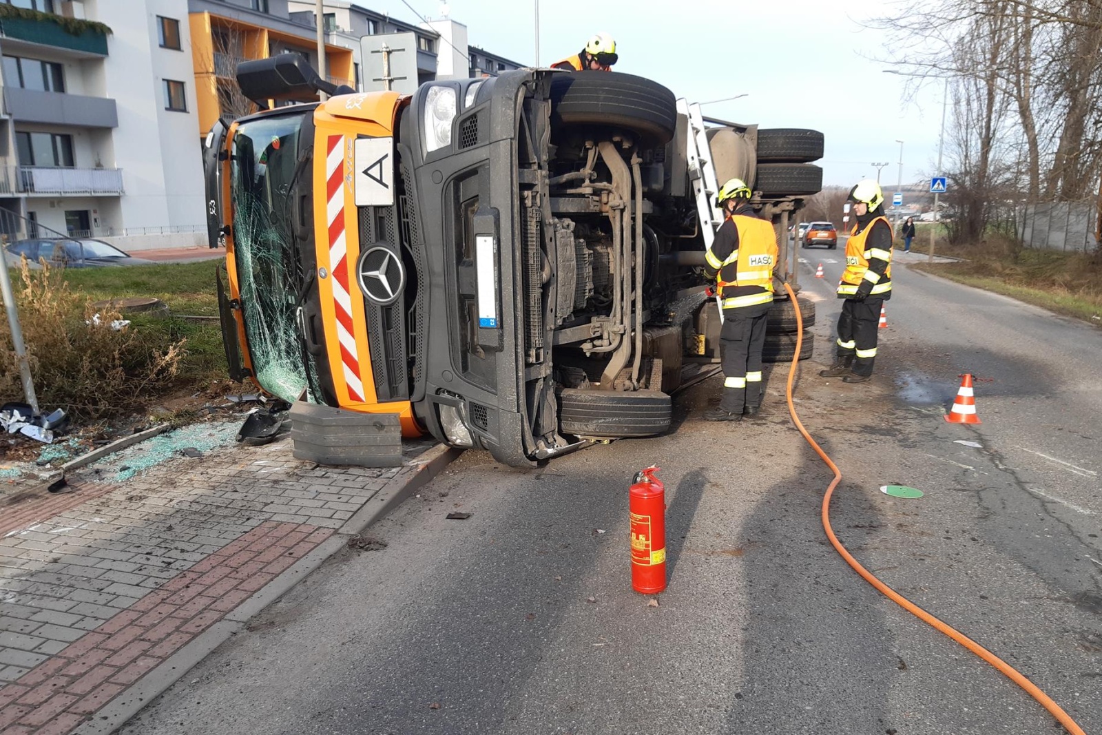 006-Převrácené popelářeské auto v Horoměřicích v okrese Praha-západ.jpg