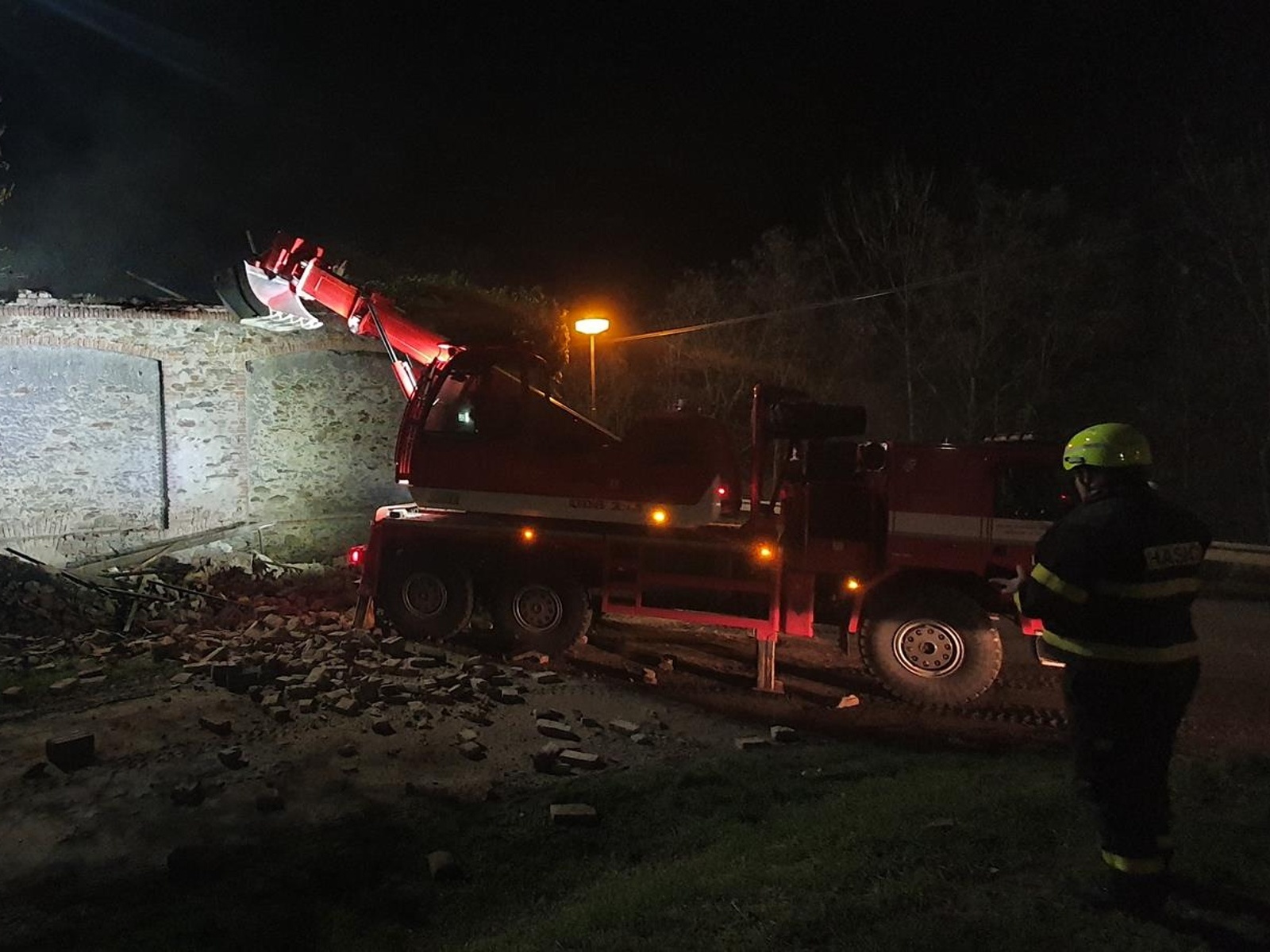 008-Destrukce stodoly v obci Poboří na Kolínsku.jpg