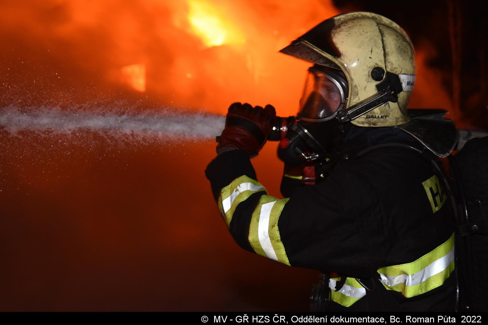 008 - požár v průmyslovém areálu Čejetičky.JPG