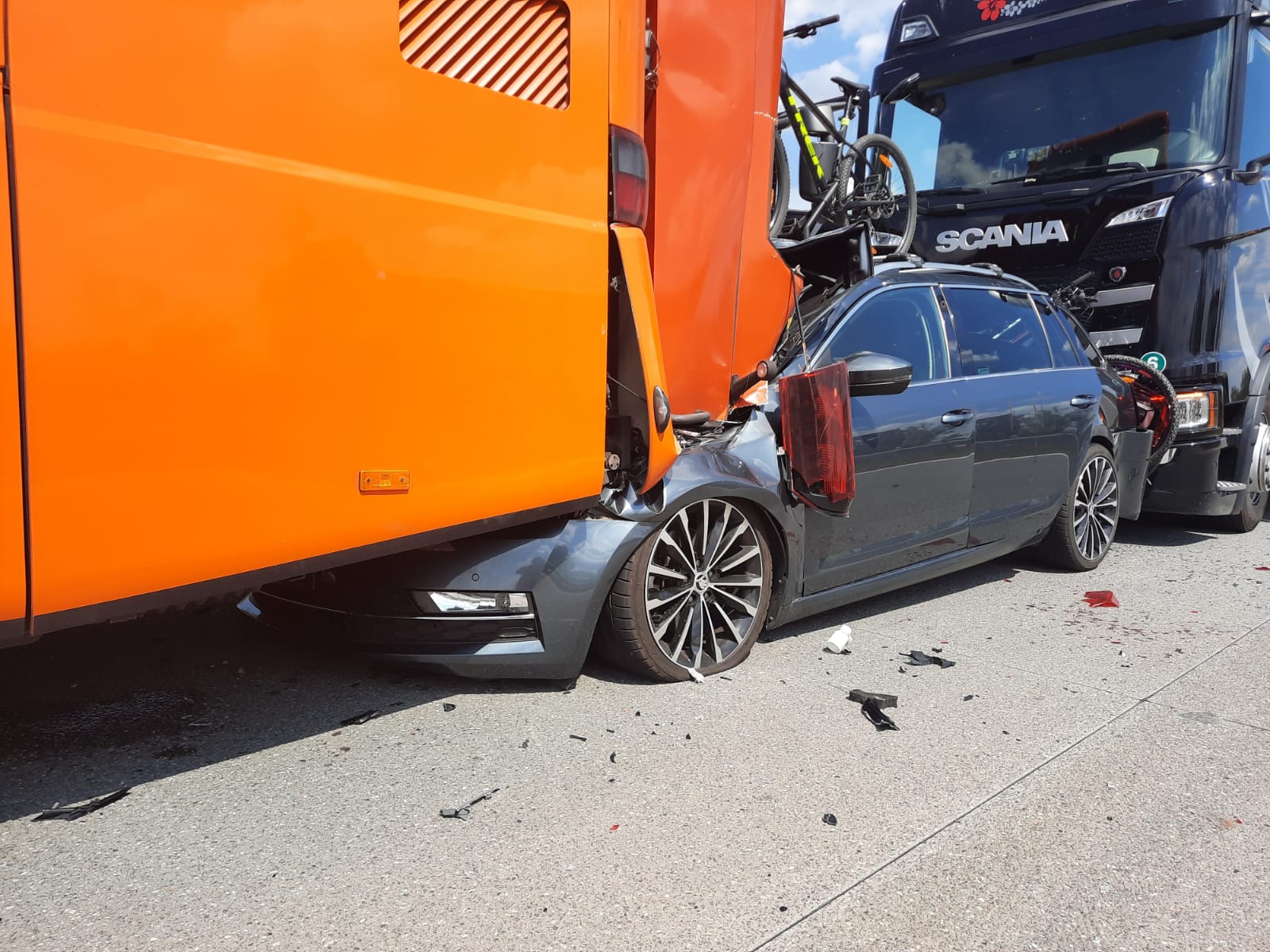 009-Tragická nehoda na brněnské dálnici u Ostředku na Benešovsku.jpg