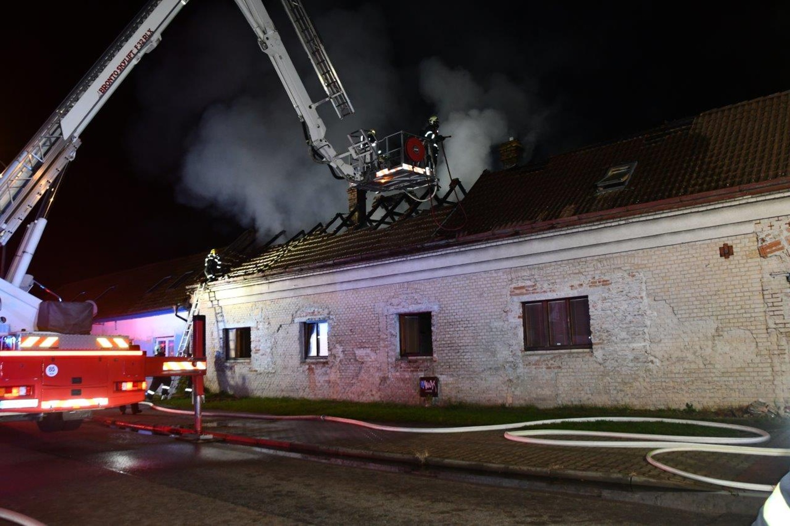 010-Požár rodinného domu v Českolipské ulici v Mělníku.jpg