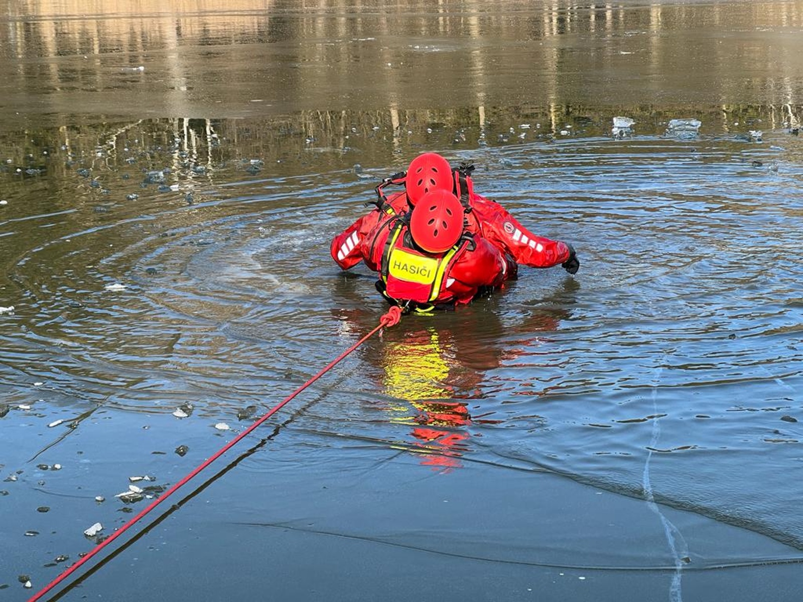 010-Výcvik mělnických hasičů na zamrzlém jezeře pískovny Baraba.jpg