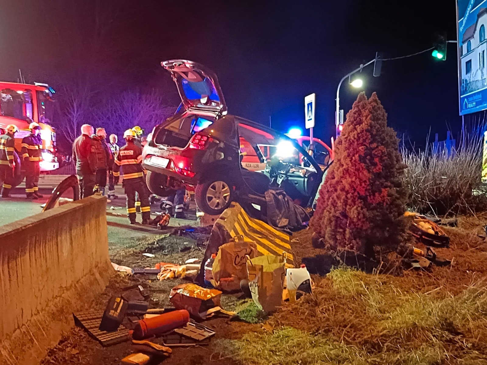 010224-Havárie osobního automobilu na kutnohorské silnici č. 2 ve Vyžlovce na Říčansku.jpg