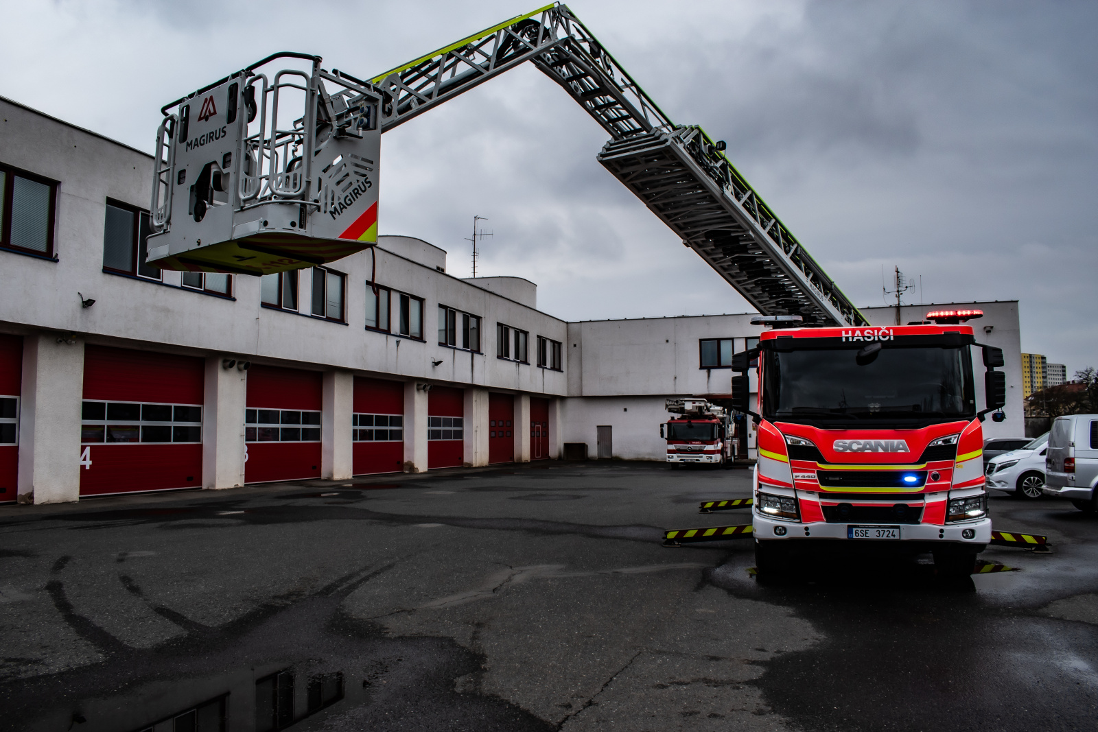 014-Nový AZ40 na centrální hasičské stanici Mělník.jpg