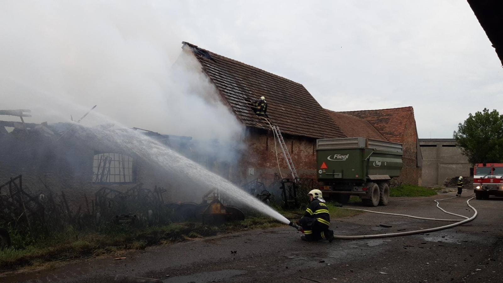 020-Požár výrobny pyrotechniky v obci Praskolesy na Berounsku.jpg