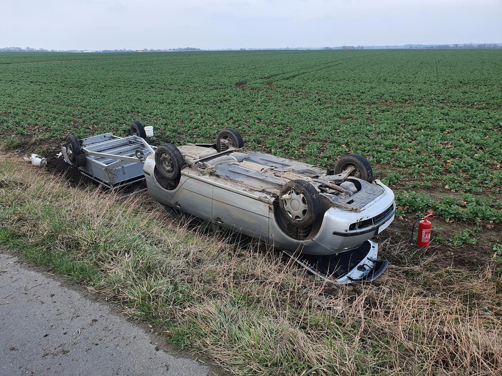 020324-Dopravní nehoda osobního automobilu s přívěsným vozíkem mezi obcemi Pečky a Tatce na Kolínsku.jpg