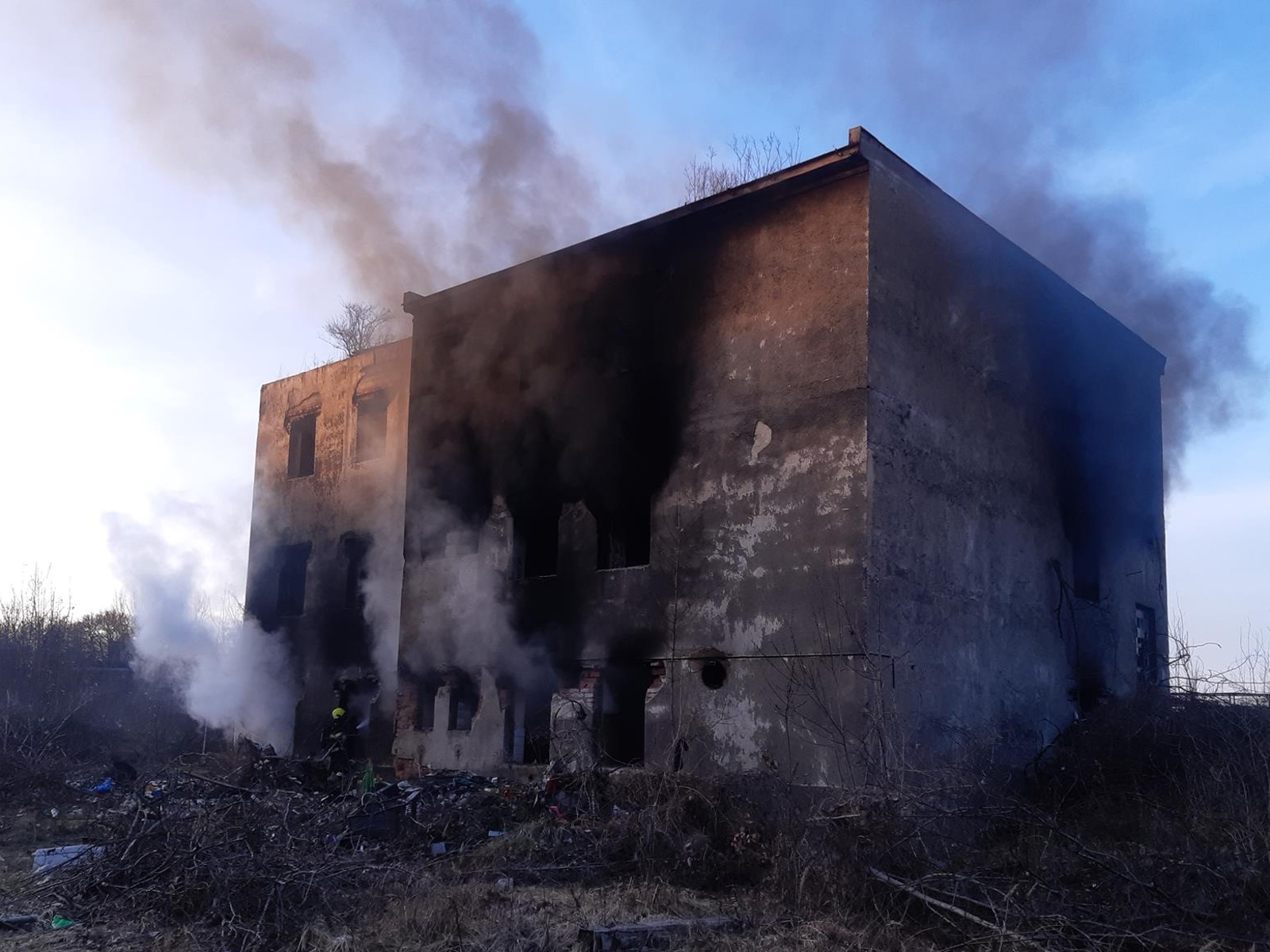 025-Požár budovy určené k demolici v bývalém areálu Poldi Kladno.jpg